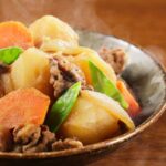 Receita para fazer o Nikujaga, o prato caseiro mais amado do Japão
