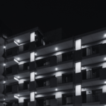 Mulher é encontrada morta em apartamento incendiado em Toyota