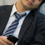 Dormir no trem no Japão sempre foi comum; agora, atenção redobrada