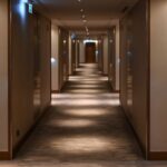 Mulher americana é presa após se recusar a deixar quarto de hotel