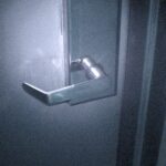 Mulher é atacada dentro de casa em Yokohama e tem pertences roubados; suspeitos fogem