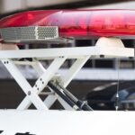 Motorista foge da polícia com carro roubado, bate em viatura e causa acidentes em Aichi