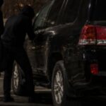 Dois brasileiros são presos suspeitos de furtar Land Cruiser avaliado em ¥2,5 milhões Dois brasileiros são presos suspeitos de furtar Land Cruiser avaliado em ¥2,5 milhões